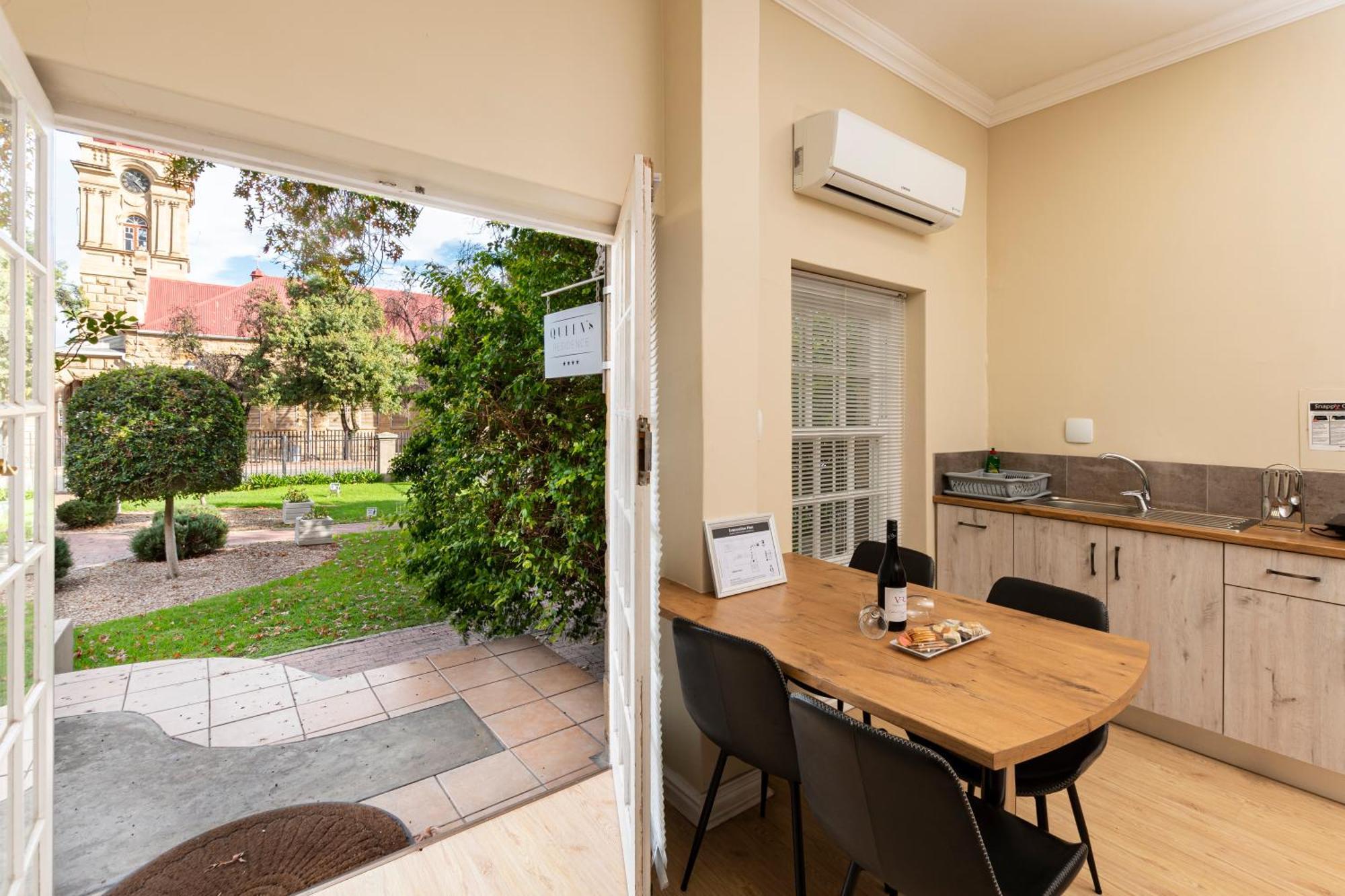 Queen'S Hotel By Bon Hotels Oudtshoorn Exterior photo